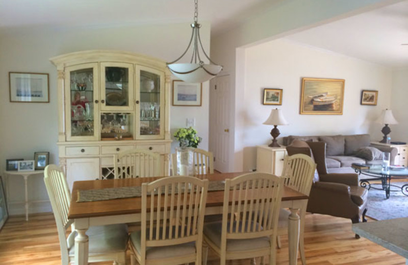 Guest dining area at Clifftop On Seneca.