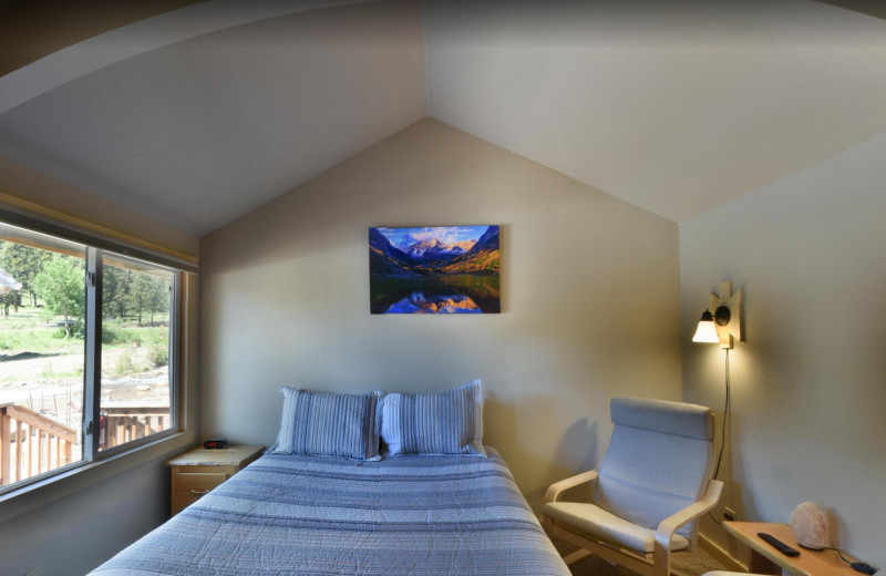 Cabin bedroom at Workshire Lodge.