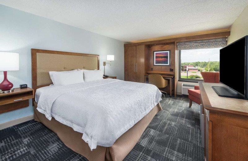 Guest room at Hampton Inn Columbia, MO.