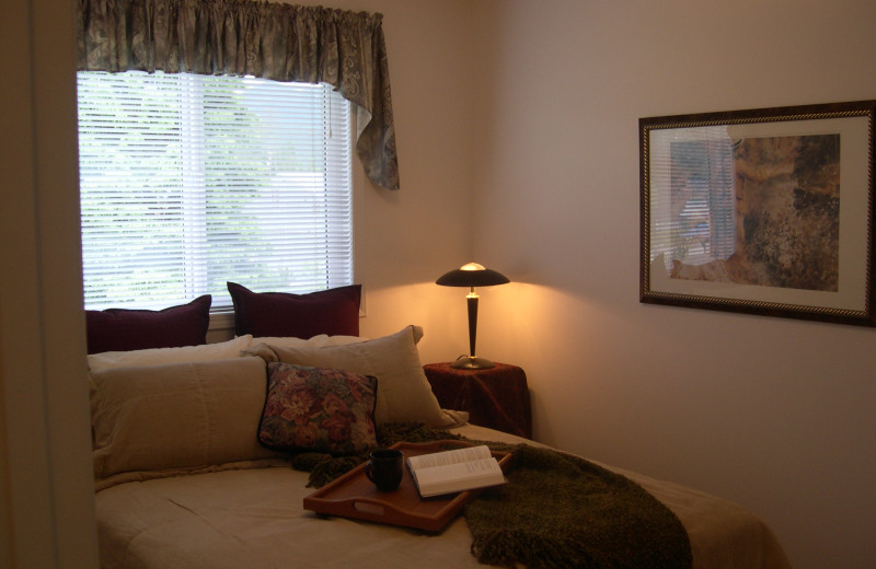 Guest room at Grizzly Peaks Condominums.