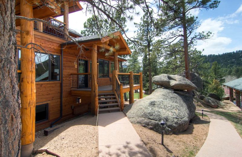 Exterior view of Black Canyon Inn.