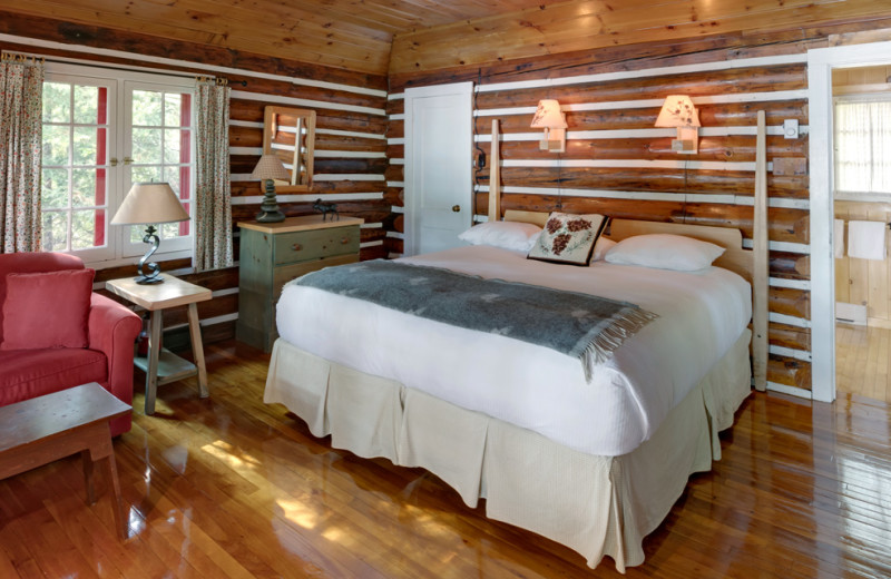 Cabin bedroom at Killarney Lodge in Algonquin Park.