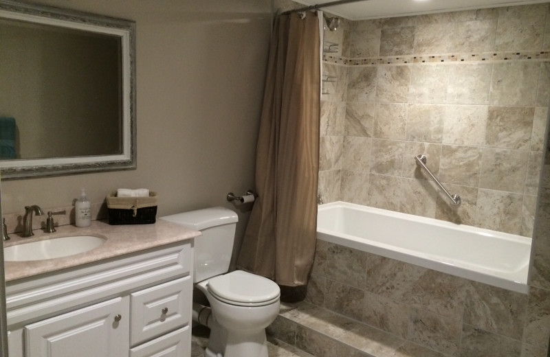 Guest bathroom at Clifftop On Seneca.