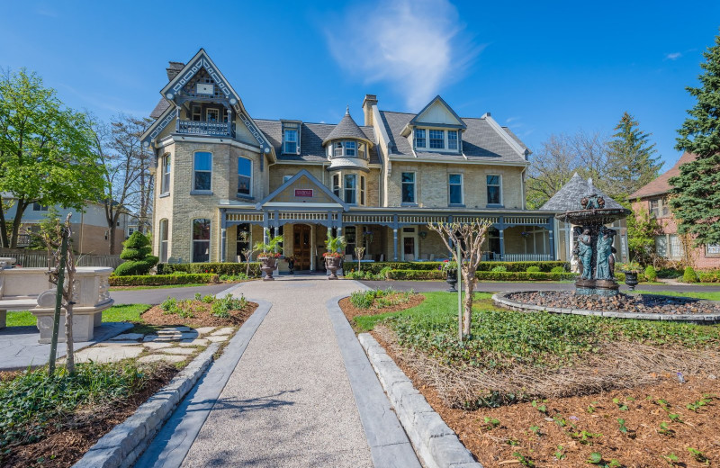 Exterior view of Idlewyld Inn.