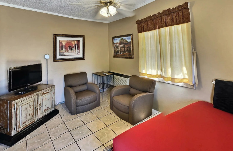 Guest room at Little Rocky Lodge 