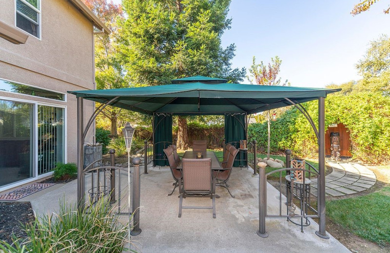 Patio at Apple's Riverhouse B 