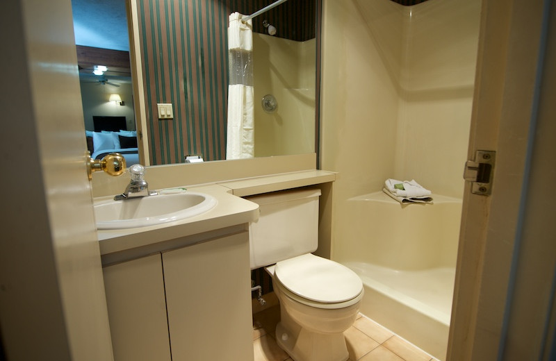 Guest bathroom at Split Rock Resort & Golf Club.