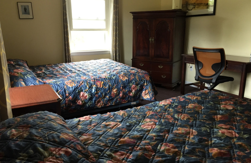 Guest bedroom at The Alcove at Luray.