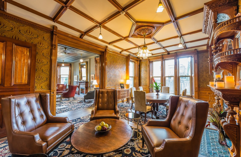 Guest lounge at Idlewyld Inn.