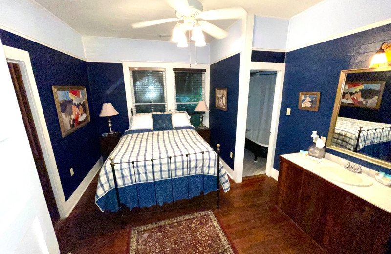 Guest room at Grady House Bed 