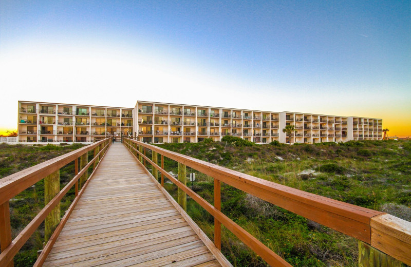 Exterior view of Beacher's Lodge Oceanfront Suites.