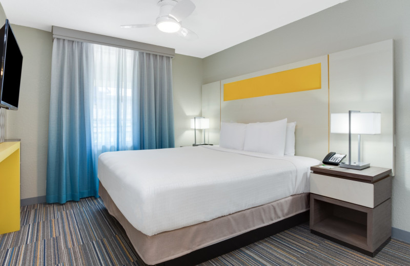 Guest room at Holiday Inn Resort Orlando Suites - Waterpark.