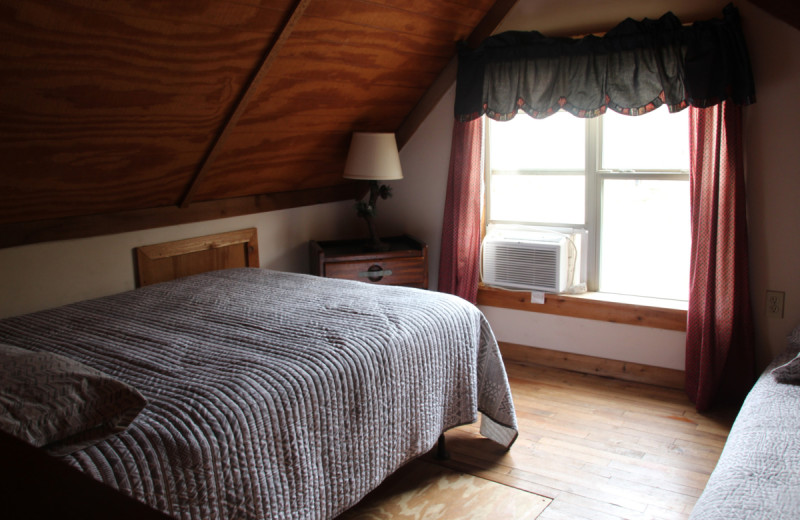 Cabin bedroom at Berry Creek Cabins.