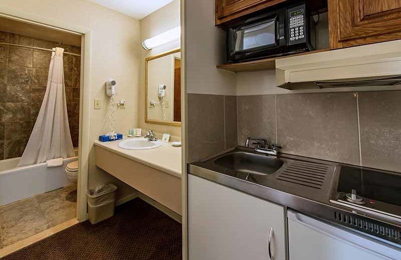 Guest bathroom at Windjammer Lodge.