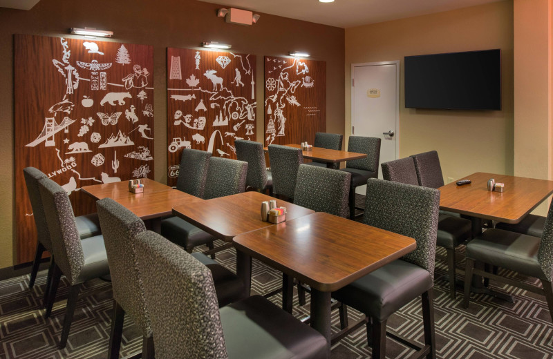 Dining at TownePlace Suites Thousand Oaks Ventura County.