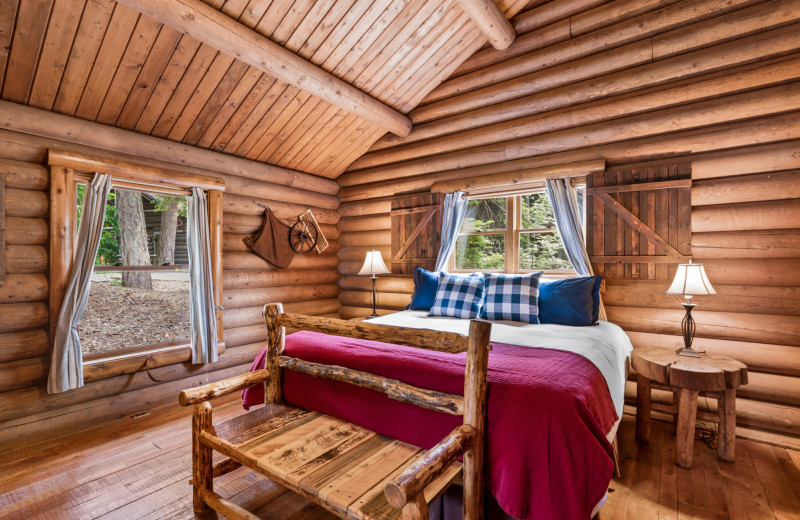 Star Garnet Cabin bedroom at Red Horse Mountain Ranch.