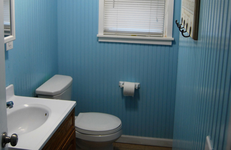 Cottage bathroom at Hawk's Nest Beach.