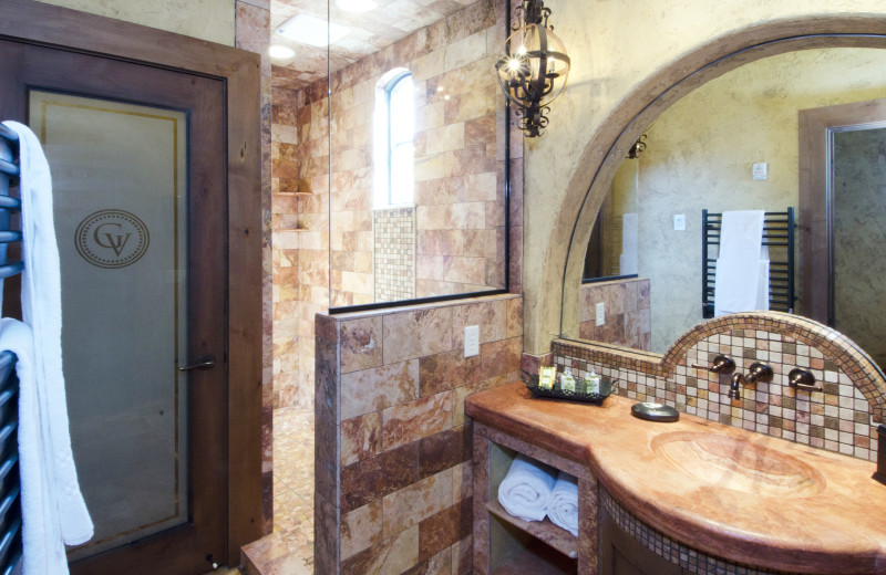 The bathroom in the villas at Gervasi Vineyard