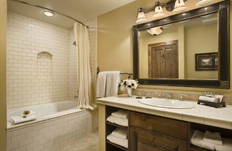 Guest bathroom at Rusty Parrot Lodge.