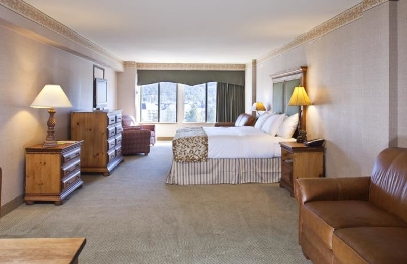 DoubleTree Hilton guest room at Breckenridge Discount Lodge.