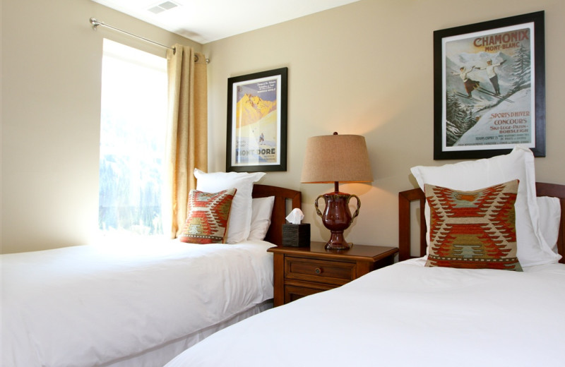 Twin beds guest room at Snowpine Lodge.