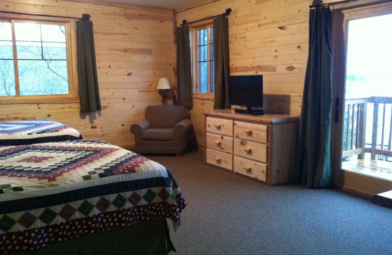 Cabin bedroom at Voyagaire Lodge and Houseboats.