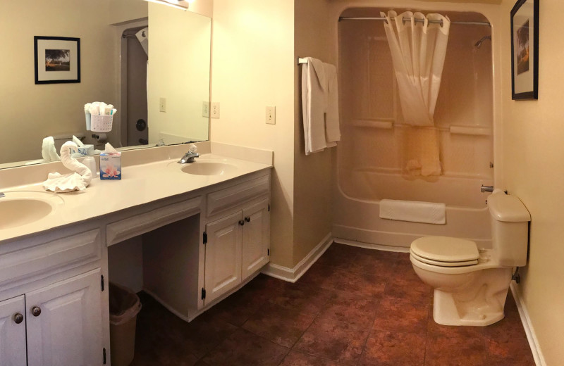 Guest bathroom at Beau Rivage Golf & Resort.