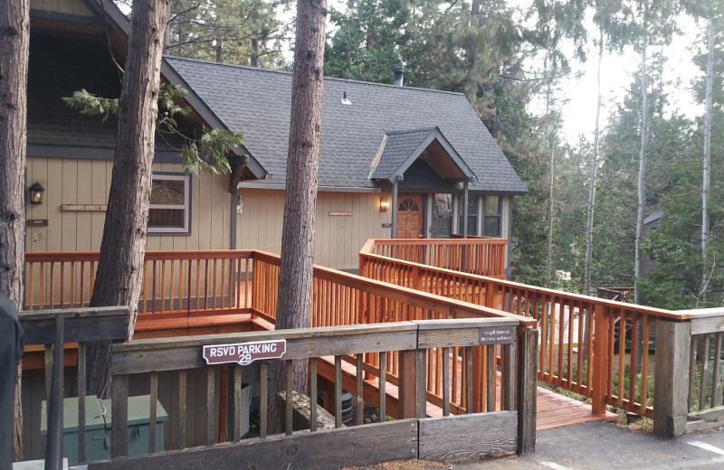 Exterior view of Mountain Retreat Resort.