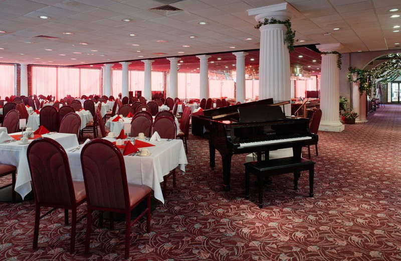 Dining at Cove Haven Entertainment Resorts.
