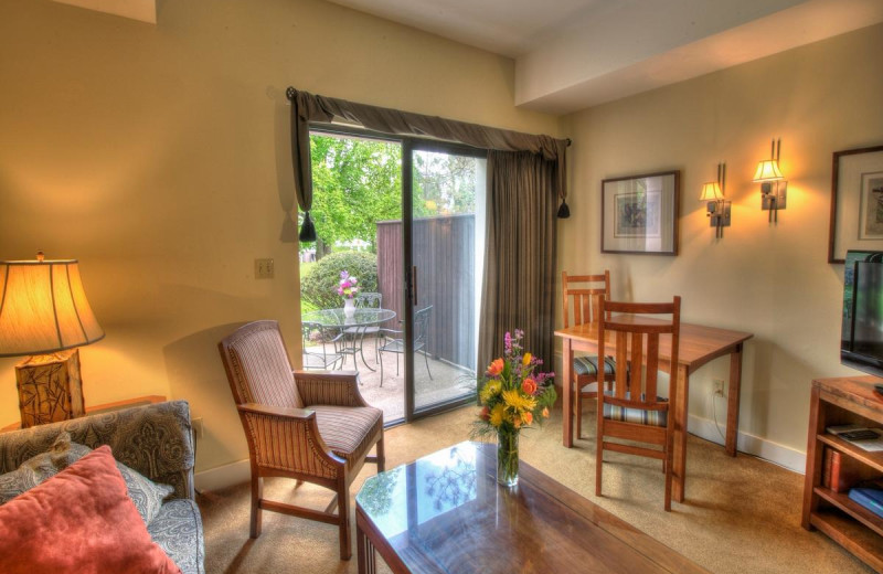 Guest living room at Geneva On The Lake.