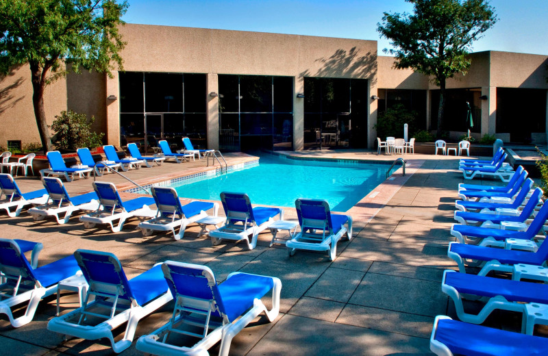 Outdoor pool at Buffalo Marriott Niagara.