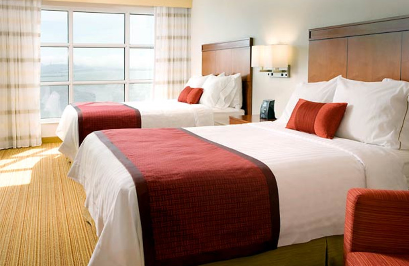 Guest room at Courtyard by Marriott Oakland Emeryville.