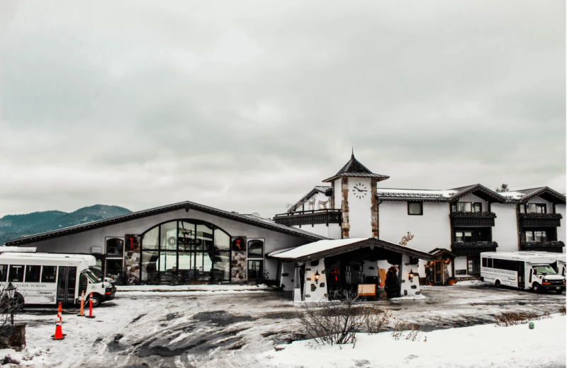 Exterior view of Golden Arrow Lakeside Resort.