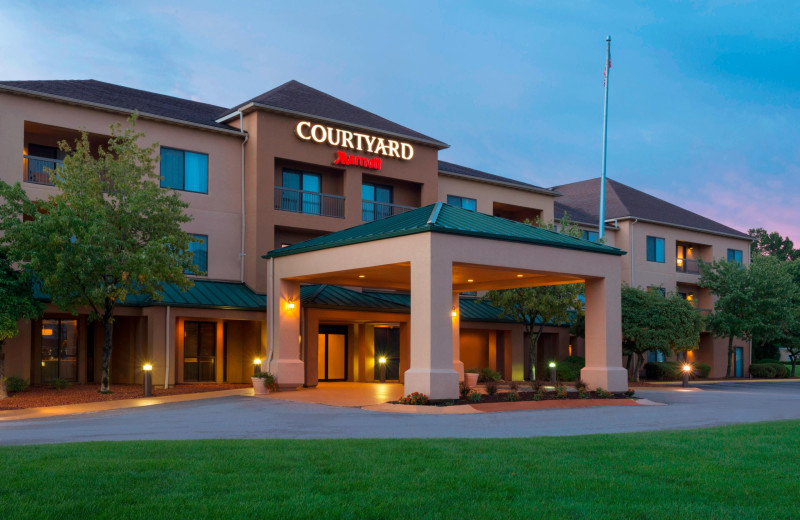 Exterior view of Courtyard by Marriott Akron Fairlawn.