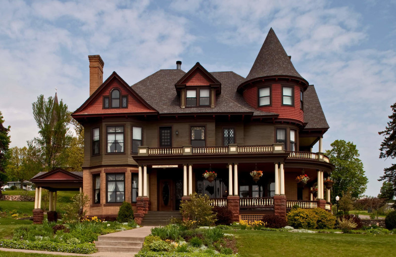 Exterior view of Old Rittenhouse Inn.