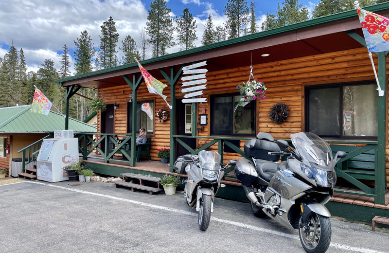 Exterior view of Whitetail Court Motel.