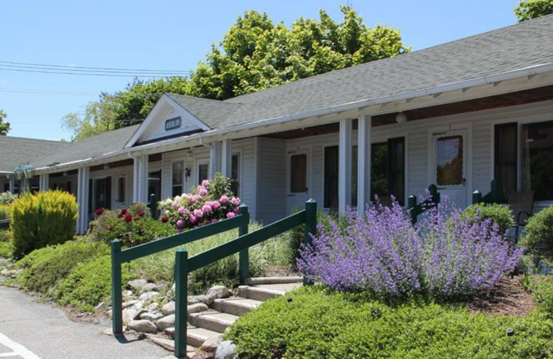 Exterior view of Aurora Inn & Motel.