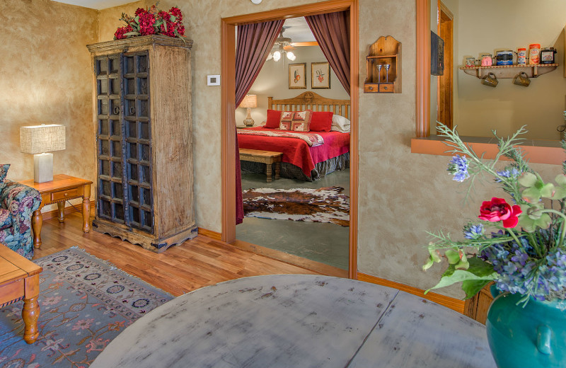 Cabin dining room at Barons Creekside.