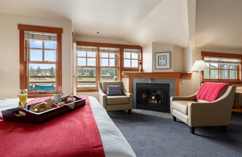 Our King Parlor Suites have a private balcony overlooking the channel, gas fireplace, sitting area, queen size pull out sofa, Jacuzzi bathtub and shower combination.