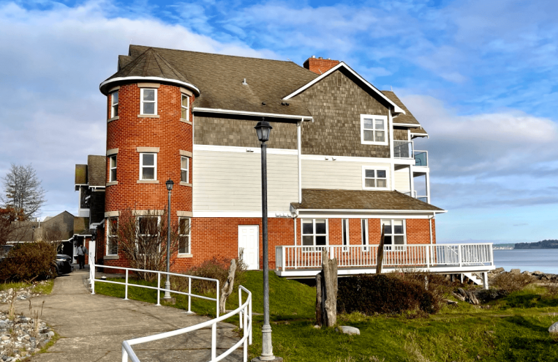 Exterior view of Tides Inn.