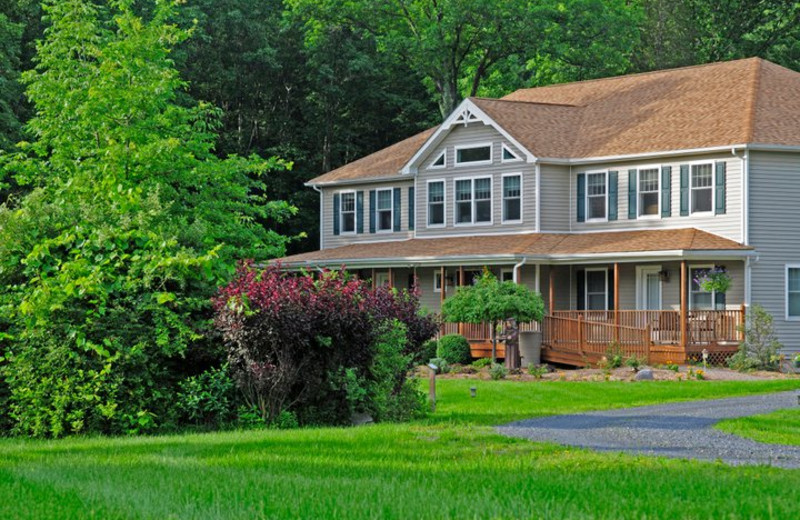 Exterior view of Moondance Ridge Bed & Breakfast.