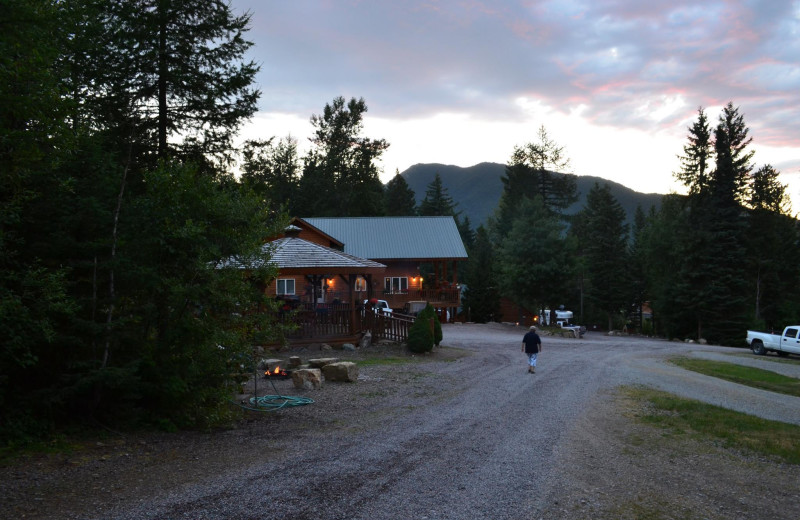 Exterior view of Timber Wolf Resort.