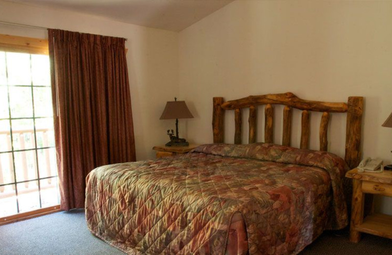 Guest bedroom at Grizzly Jacks Grand Bear Resort.