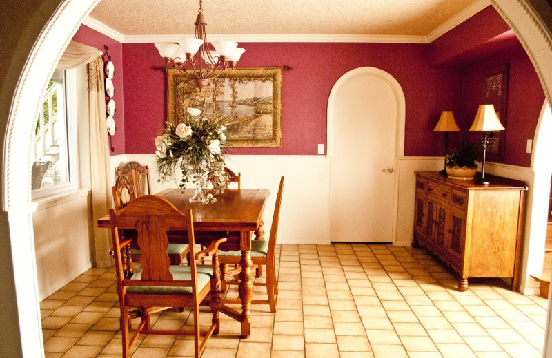 Dining room at Reuben's Rest Bed and Breakfast.