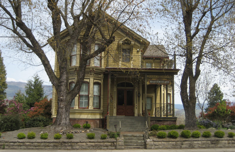 Exterior view of Ashland's Main St Inn.