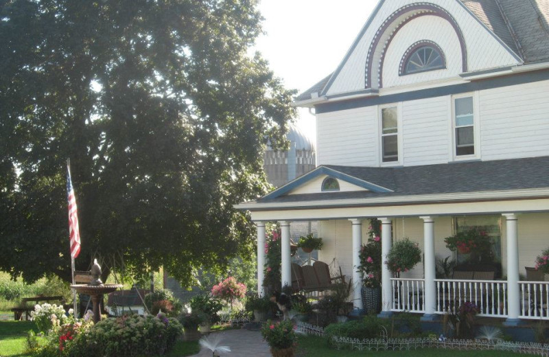 Exterior view of Country Haven B&B.