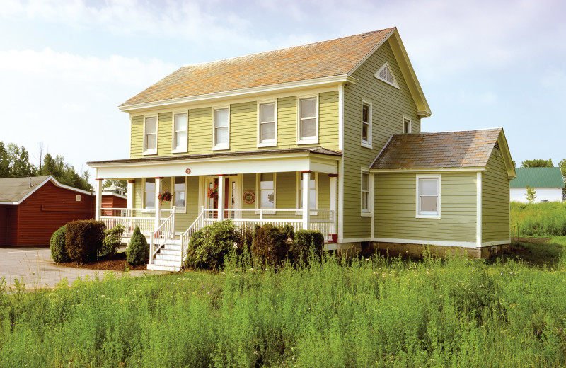 Rich in history and overlooking the beautiful Apple Island Marina, the L.L. Mott House is both the oldest and newest accommodation to be offered at Apple Island Resort.  Remodeled with exquisite attention to detail, the historic house gives the architectural feel of an 1830s farmhouse while offering the latest in modern conveniences for groups or families.