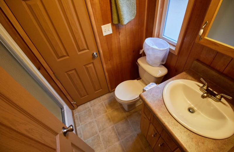 Cabin bathroom at Lone Star Jellystone.