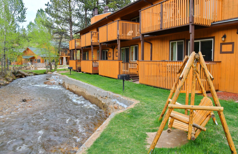 Exterior view of Murphy's River Lodge.