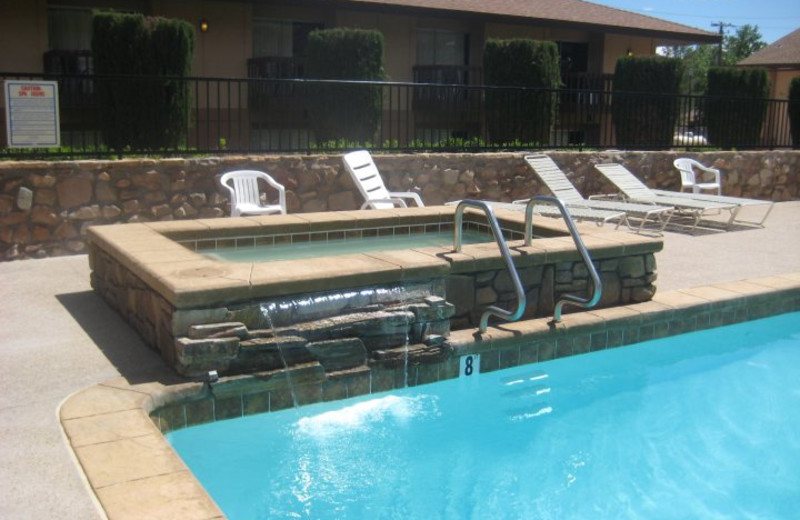 Outdoor pool and jacuzzi at Bumbleberry Inn.
